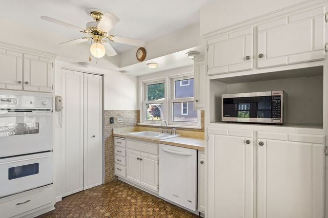 8434 W 50th Street, Mccook, IL 60525