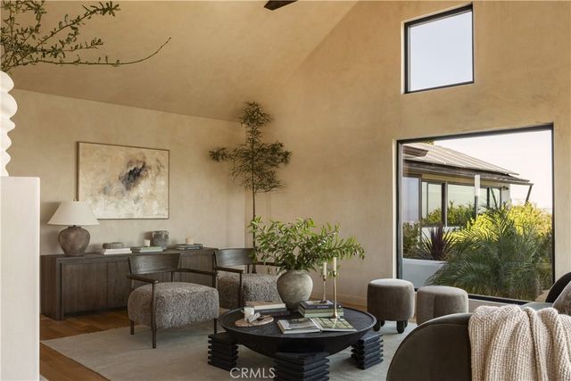 2890 Las Alturas Street, Los Angeles, CA 90068