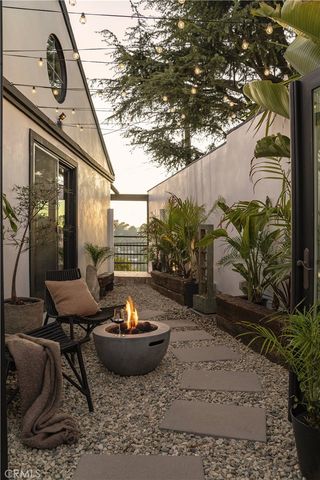 2890 Las Alturas Street, Los Angeles, CA 90068