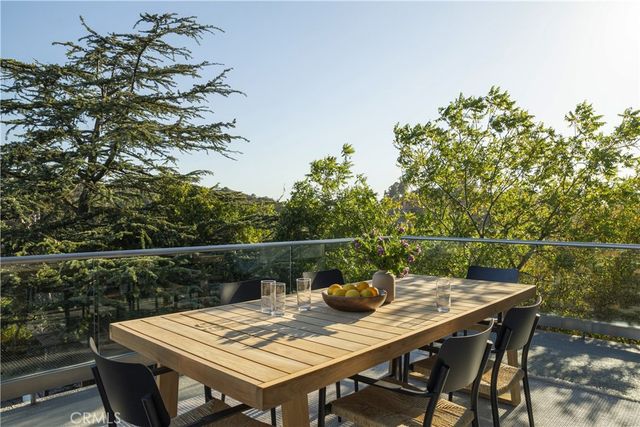 2890 Las Alturas Street, Los Angeles, CA 90068