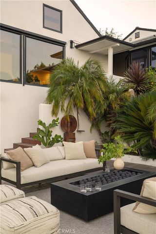 2890 Las Alturas Street, Los Angeles, CA 90068