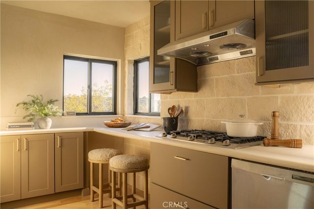 2890 Las Alturas Street, Los Angeles, CA 90068