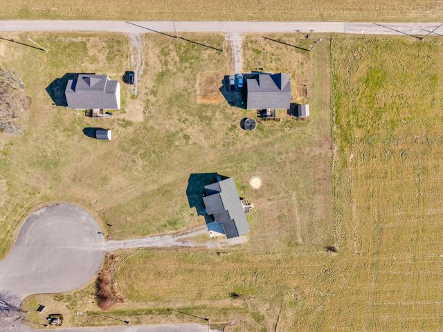 128 Fiddlers Dr, Smithville, TN 37166