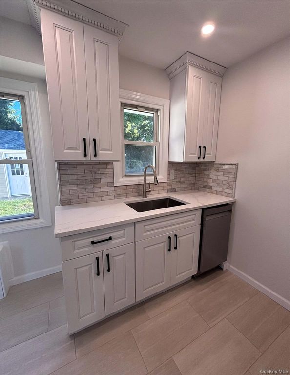 108 Dorset Avenue, Albertson, NY 11507 — photo 3