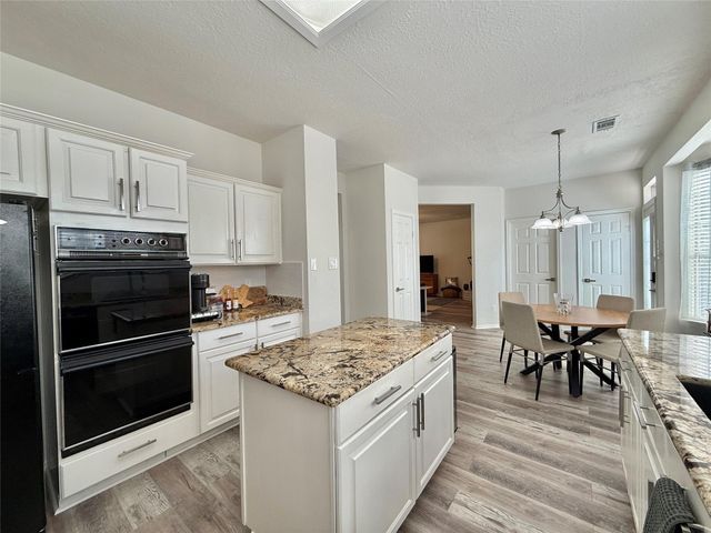 2 Twin Feather Place, The Woodlands, TX 77381