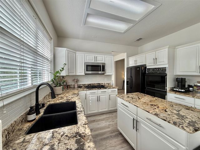 2 Twin Feather Place, The Woodlands, TX 77381