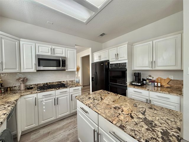 2 Twin Feather Place, The Woodlands, TX 77381