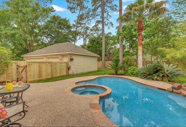 2 Twin Feather Place, The Woodlands, TX 77381