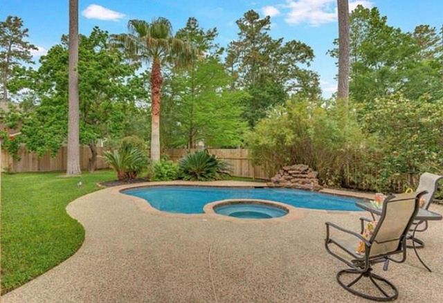 2 Twin Feather Place, The Woodlands, TX 77381