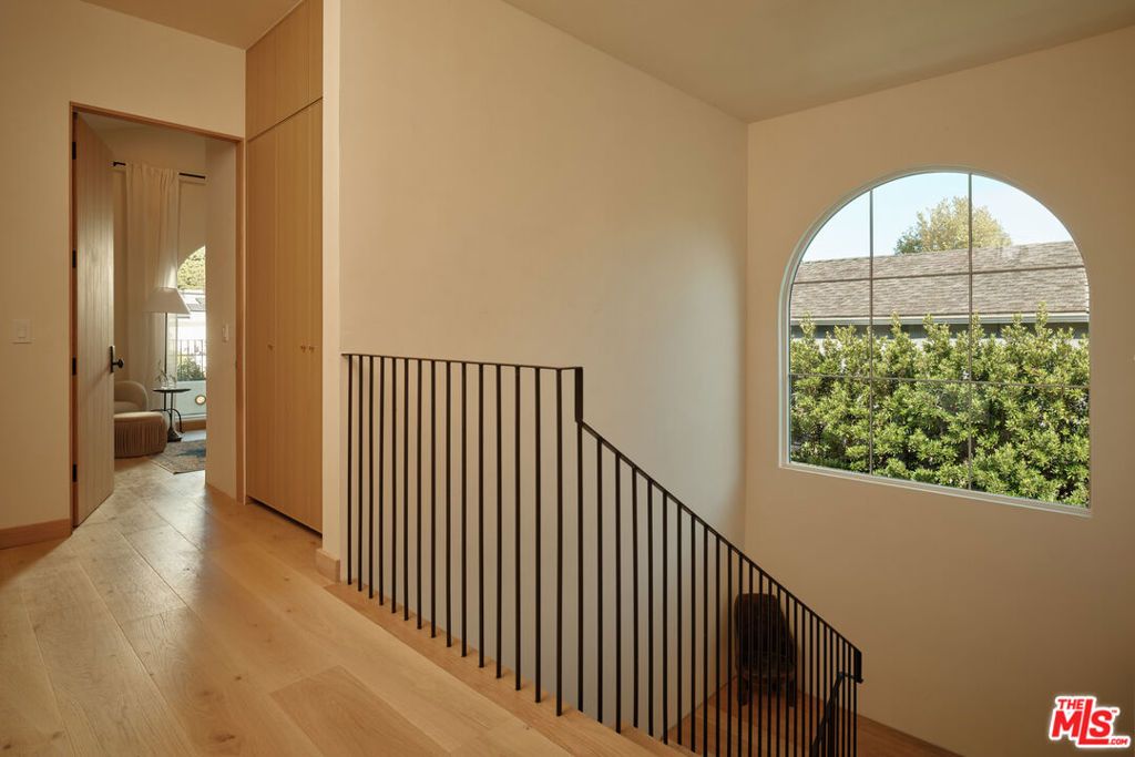 Image 11 of property listing at 411 N Bowling Green Way, Los Angeles, CA 90049