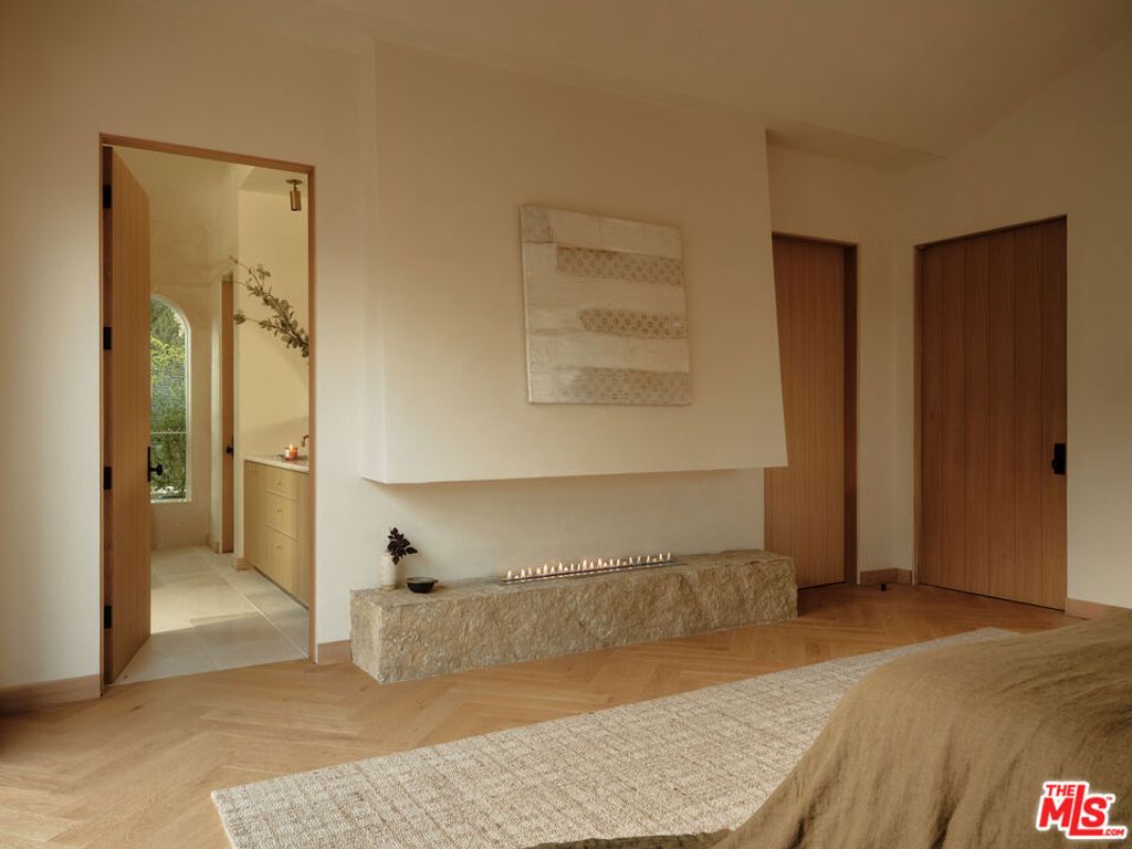 Image 13 of property listing at 411 N Bowling Green Way, Los Angeles, CA 90049