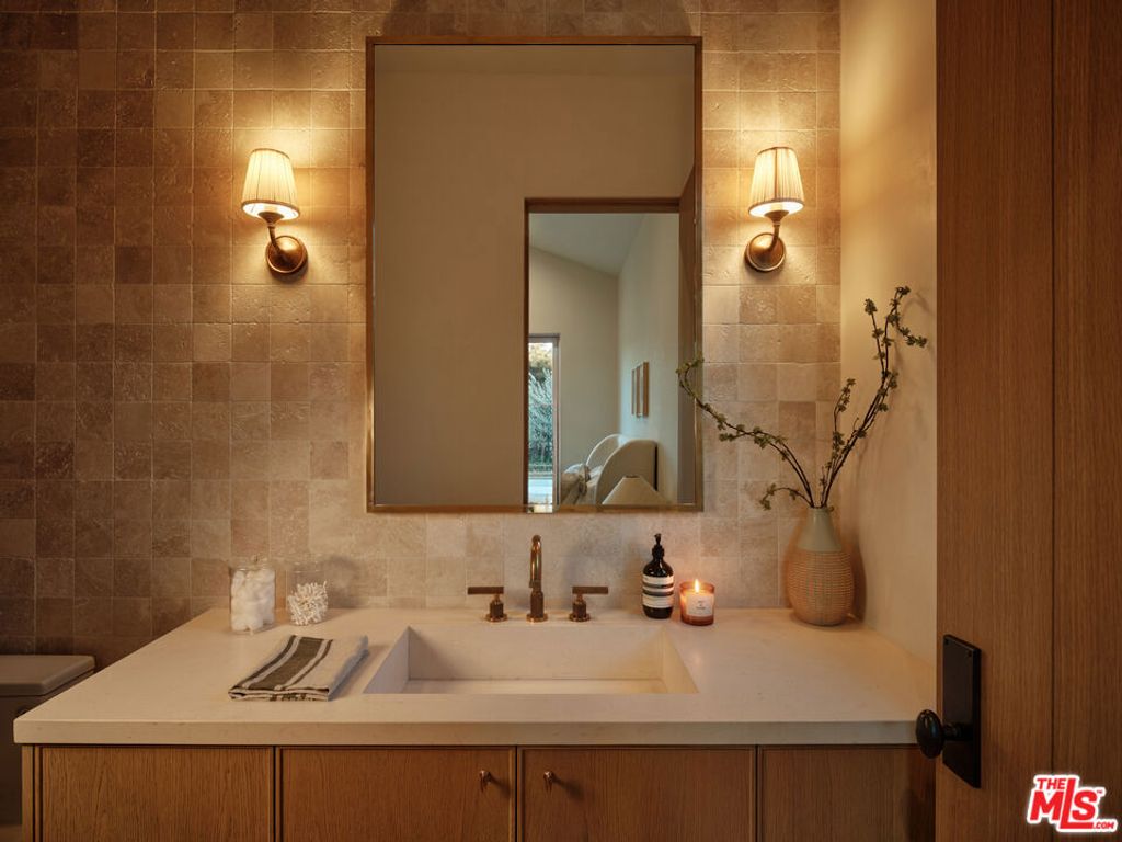 Image 18 of property listing at 411 N Bowling Green Way, Los Angeles, CA 90049