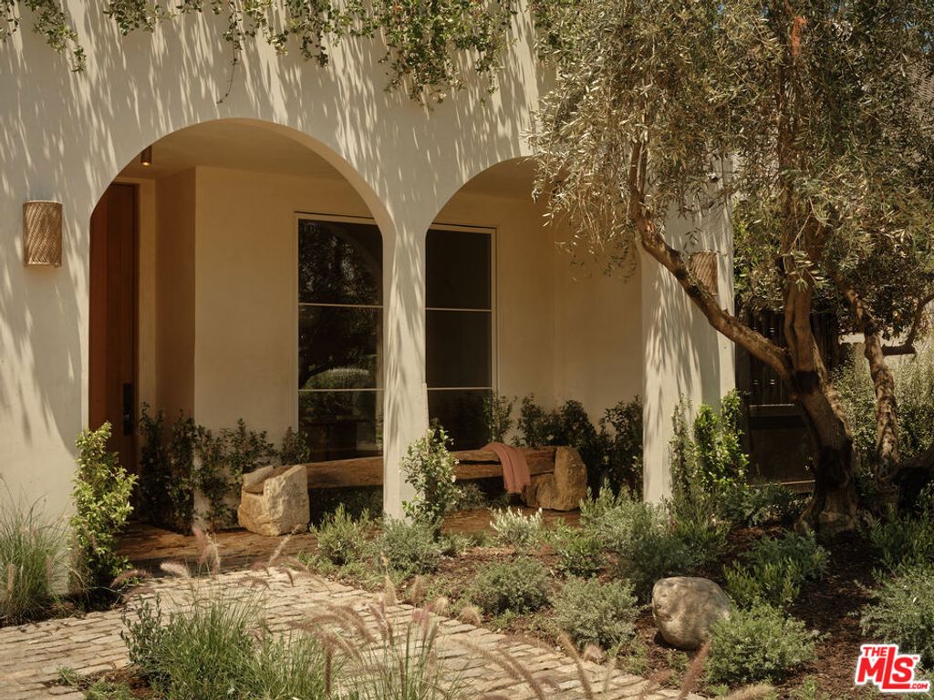 Image 2 of property listing at 411 N Bowling Green Way, Los Angeles, CA 90049