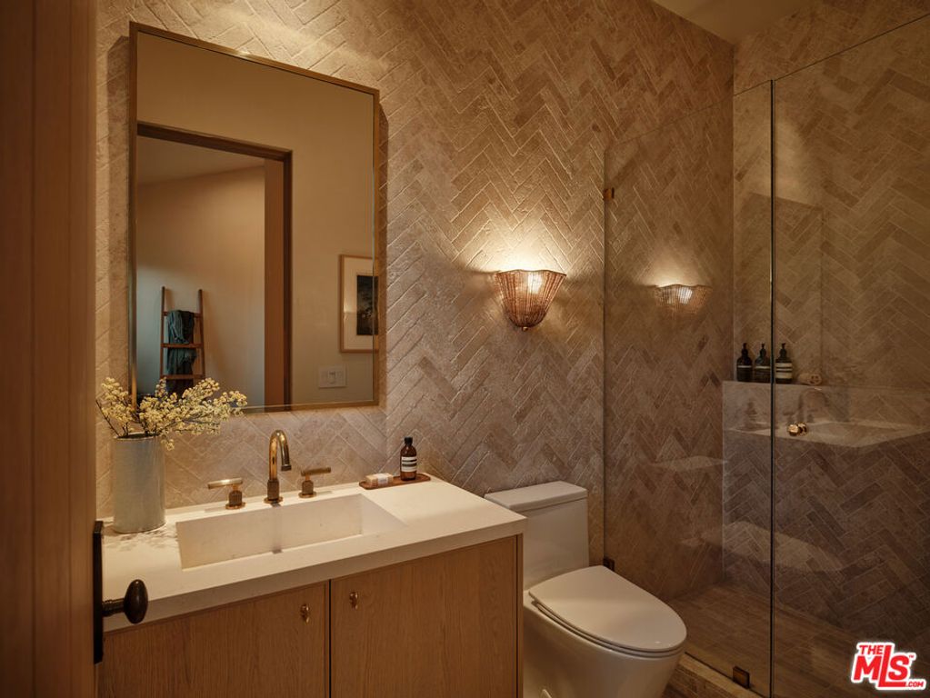 Image 20 of property listing at 411 N Bowling Green Way, Los Angeles, CA 90049