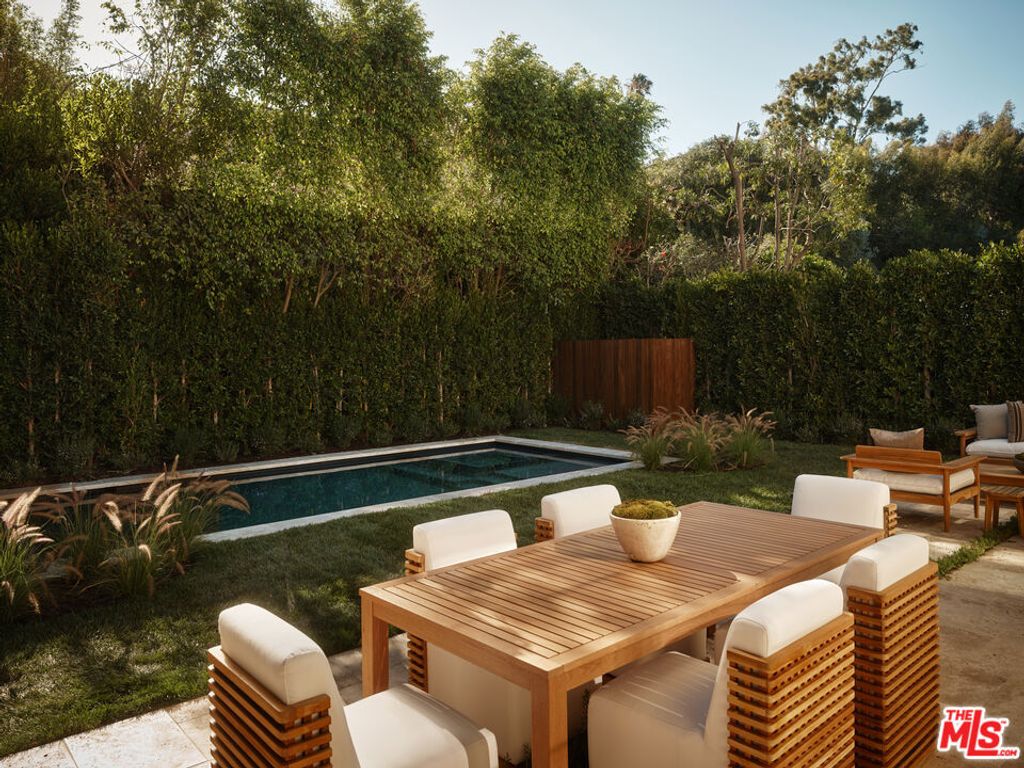 Image 21 of property listing at 411 N Bowling Green Way, Los Angeles, CA 90049