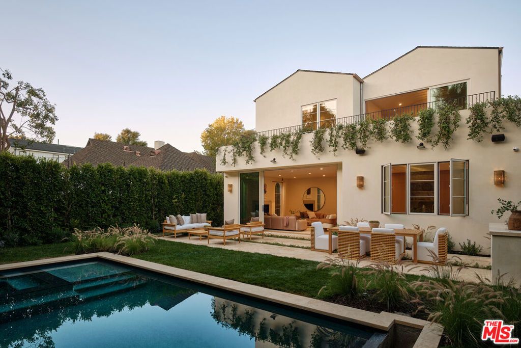 Image 22 of property listing at 411 N Bowling Green Way, Los Angeles, CA 90049