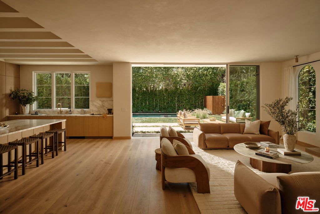 Image 4 of property listing at 411 N Bowling Green Way, Los Angeles, CA 90049
