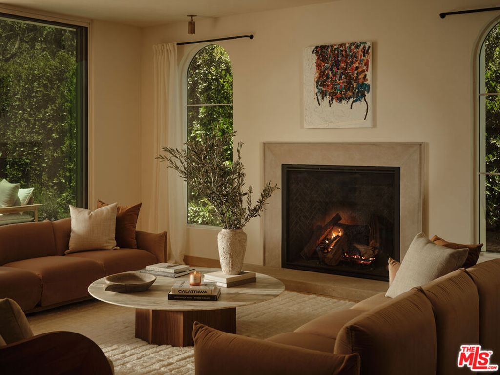 Image 5 of property listing at 411 N Bowling Green Way, Los Angeles, CA 90049