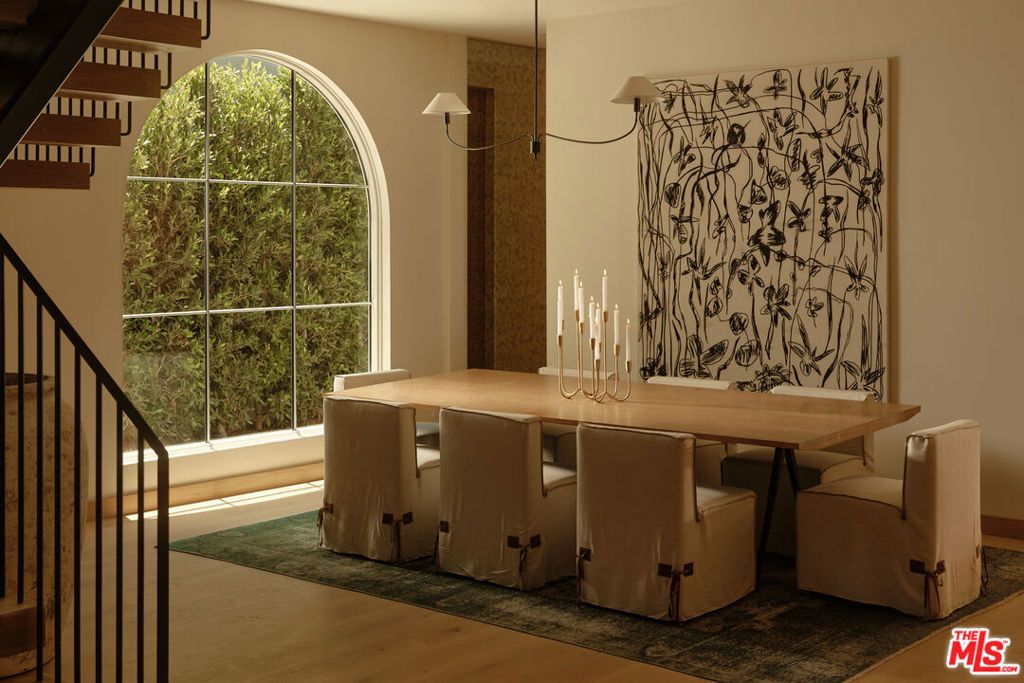 Image 7 of property listing at 411 N Bowling Green Way, Los Angeles, CA 90049