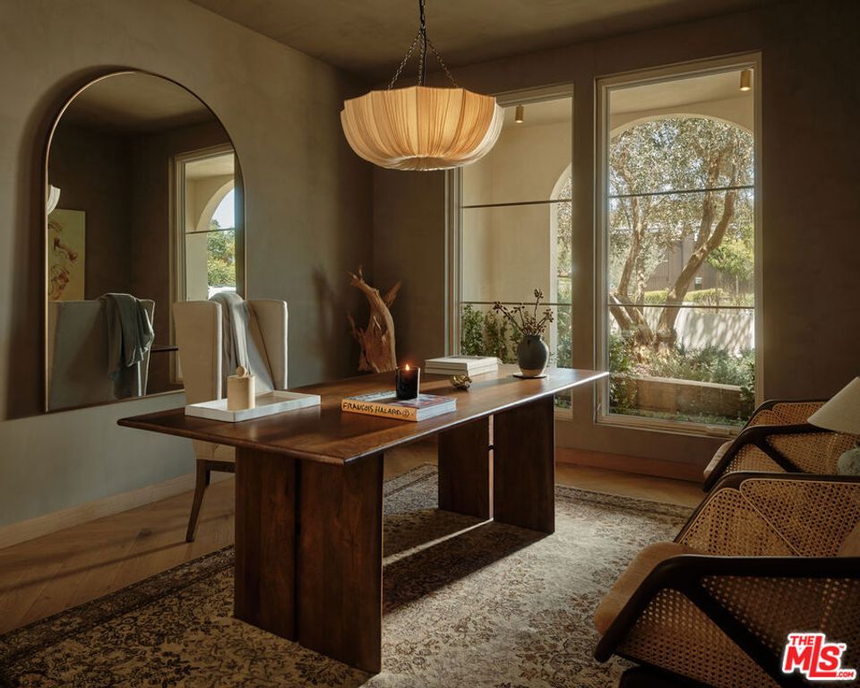 Image 8 of property listing at 411 N Bowling Green Way, Los Angeles, CA 90049