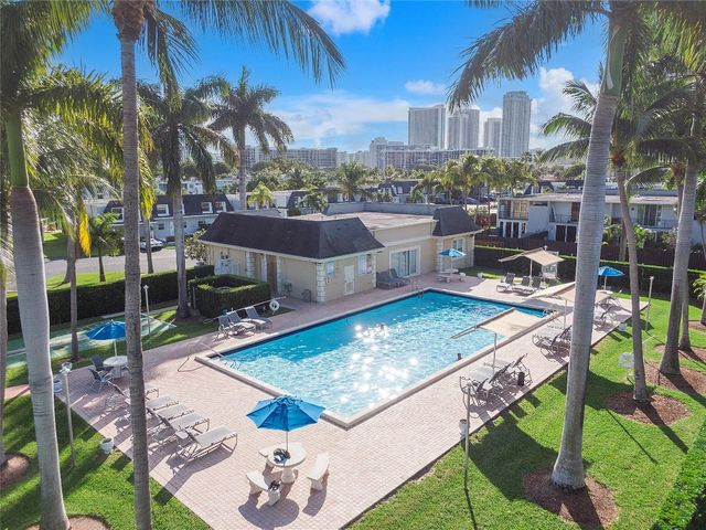 814 NE 25 64, Hallandale Beach, FL 33009