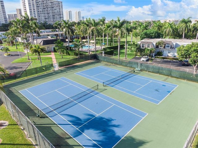 814 NE 25 64, Hallandale Beach, FL 33009