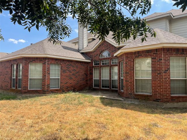 2740 Eastland Drive, Grand Prairie, TX 75052