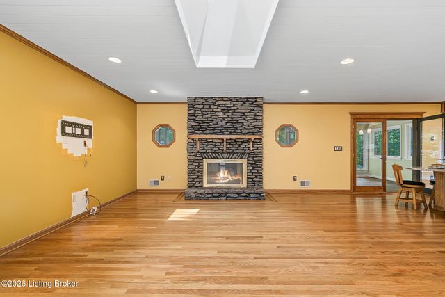 8819 Mountain Brook Dr, Louisville, KY 40272
