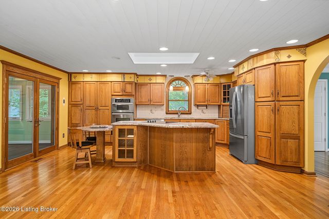 8819 Mountain Brook Dr, Louisville, KY 40272