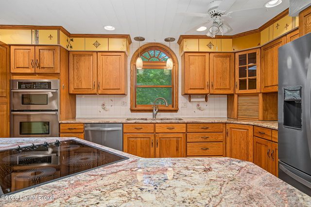 8819 Mountain Brook Dr, Louisville, KY 40272