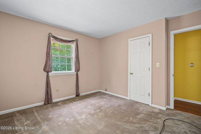 8819 Mountain Brook Dr, Louisville, KY 40272