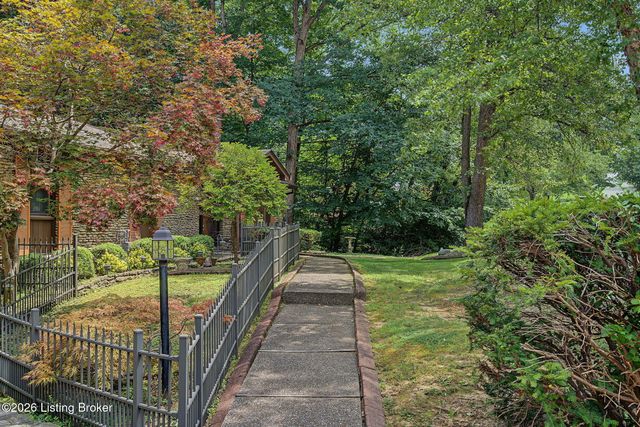 8819 Mountain Brook Dr, Louisville, KY 40272