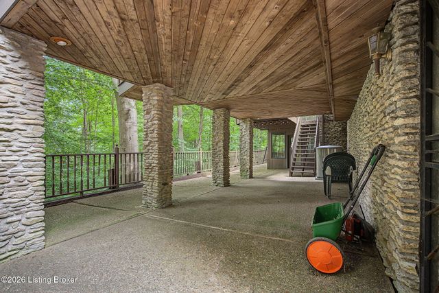 8819 Mountain Brook Dr, Louisville, KY 40272