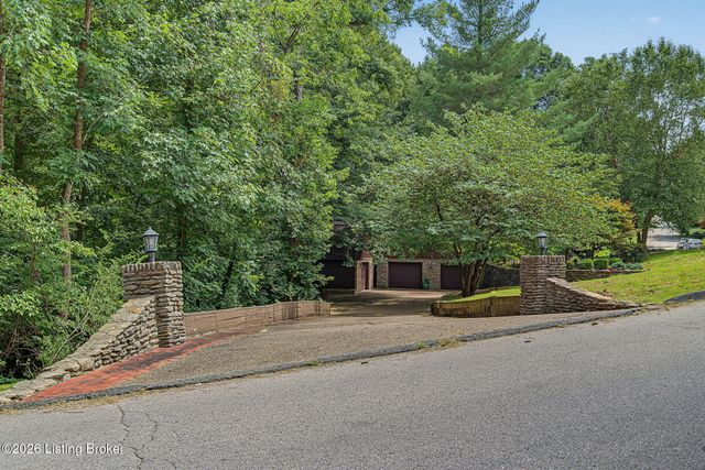 8819 Mountain Brook Dr, Louisville, KY 40272