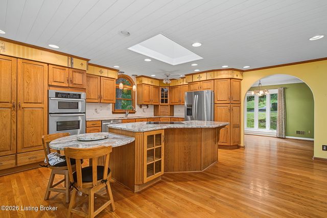 8819 Mountain Brook Dr, Louisville, KY 40272