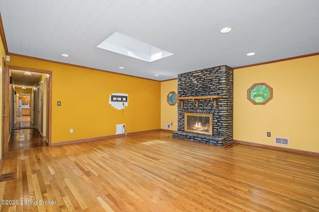 8819 Mountain Brook Dr, Louisville, KY 40272