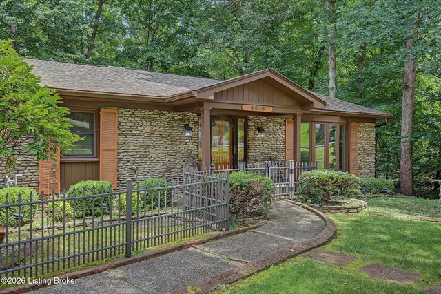 8819 Mountain Brook Dr, Louisville, KY 40272