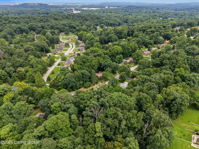 8819 Mountain Brook Dr, Louisville, KY 40272