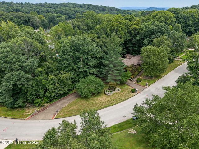 8819 Mountain Brook Dr, Louisville, KY 40272
