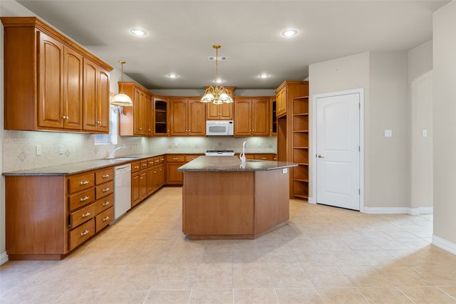 2012 Creekview Drive, Commerce, TX 75428