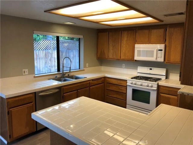 3200 Cattleman, Bakersfield, CA 93312