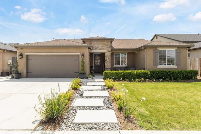 1371 W Sawtooth Place, Hanford, CA 93230