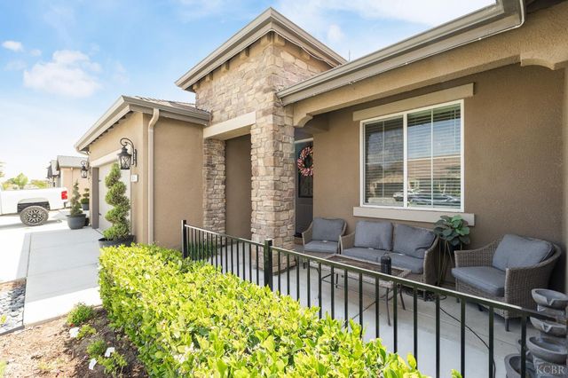 1371 W Sawtooth Place, Hanford, CA 93230
