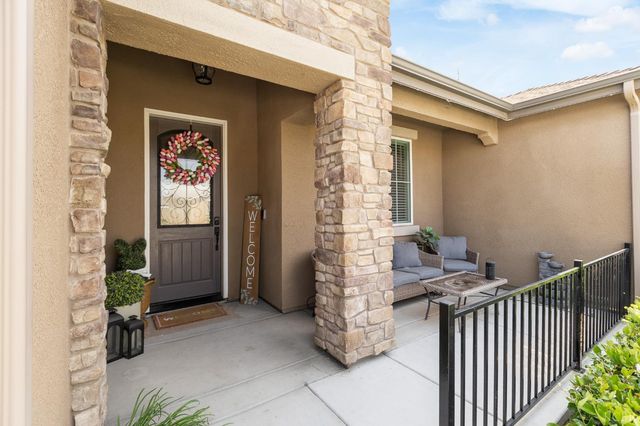 1371 W Sawtooth Place, Hanford, CA 93230