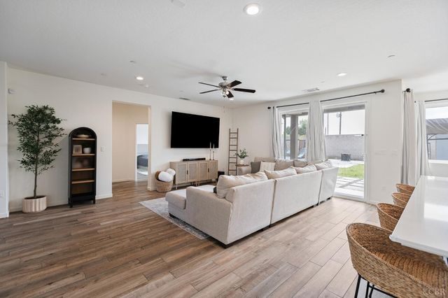 1371 W Sawtooth Place, Hanford, CA 93230