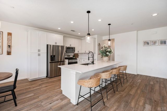 1371 W Sawtooth Place, Hanford, CA 93230