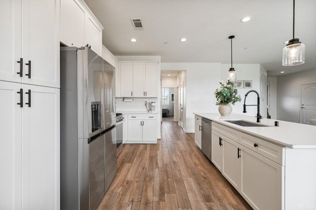 1371 W Sawtooth Place, Hanford, CA 93230