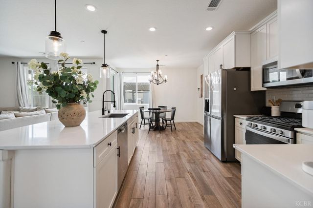 1371 W Sawtooth Place, Hanford, CA 93230
