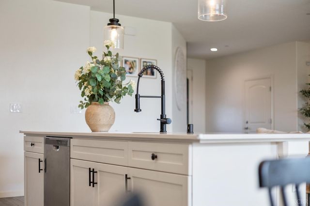1371 W Sawtooth Place, Hanford, CA 93230