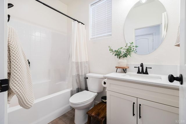1371 W Sawtooth Place, Hanford, CA 93230